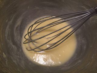 3、波浪抹茶蛋糕卷,分次加入室温的蛋清，拌匀