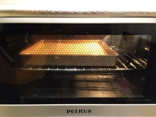 12、波浪抹茶蛋糕卷,烤箱预热150度，上下火中层30－35分钟