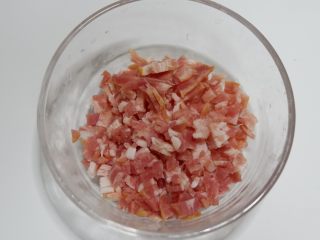 6、香葱培根芝士面包,切成小碎粒