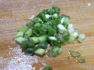 7、香葱培根芝士面包,香葱切碎。