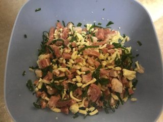 8、香葱培根芝士面包,加入马苏里拉芝士混合均匀备用。