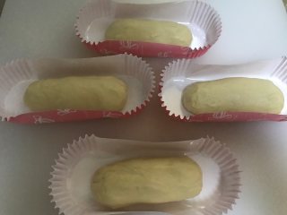 12、香葱培根芝士面包,搓成长条放入热狗纸托或者模具都可以，38度左右发酵至1.5倍大