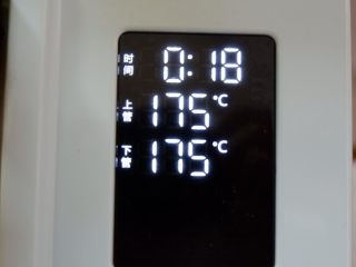 13、香葱培根芝士面包,预热好的烤箱，175度18-20分钟，最后5分钟观察芝士上色程度，可以转180度烘烤5分钟