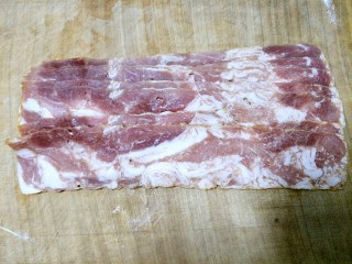 3、微波炉披萨,培根提前拿出来解冻