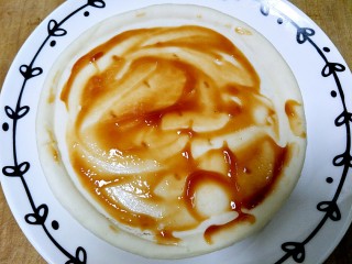 5、微波炉披萨,饼皮蒸好以后，先抹一层披萨酱