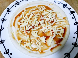 6、微波炉披萨,均匀的铺上一层芝士碎