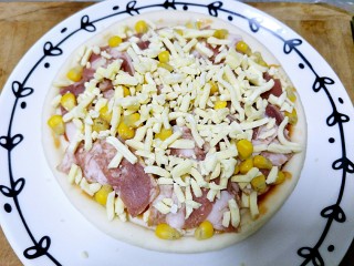 9、微波炉披萨,再铺上芝士碎，这次可以多放一点，自己做材料可以使劲放