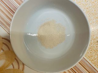 1、花边双肠披萨,小碗加入酵母。