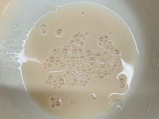 2、花边双肠披萨,加水搅拌均匀静置一分钟。