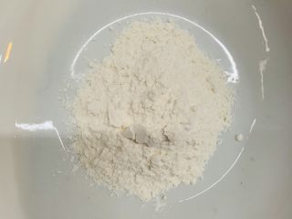 3、花边双肠披萨,大碗加入面粉。