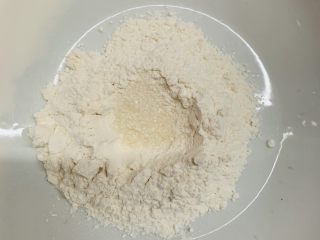 4、花边双肠披萨,加入白糖。