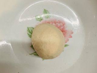 7、花边双肠披萨,揉成光滑的面团。