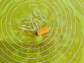 8、花边双肠披萨,黄油不用软化放在案板上。