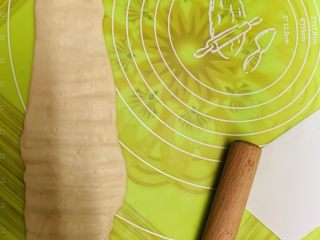 11、花边双肠披萨,擀面杖从头到尾敲打面团。