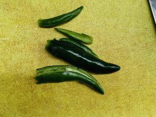 14、花边双肠披萨,来处理馅料，辣椒洗净去籽。