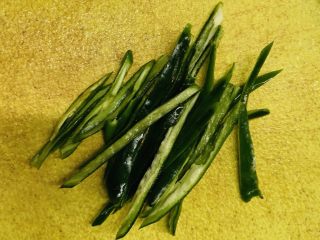 15、花边双肠披萨,切丝备用。