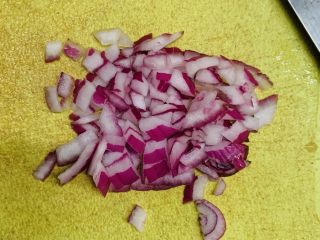 16、花边双肠披萨,洋葱切丁。