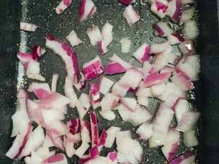 19、花边双肠披萨,油热冒小泡先放洋葱丁翻炒抄熟。