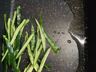 20、花边双肠披萨,捞出再放辣椒丝同样抄熟。