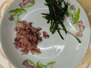 21、花边双肠披萨,分开放入盆里。