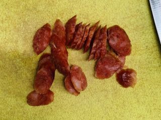 23、花边双肠披萨,腊肠改刀切小斜片。