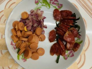 24、花边双肠披萨,甜肠和洋葱丁放一起，腊肠和辣椒放一起。