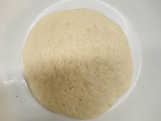 25、花边双肠披萨,面团发酵完成。