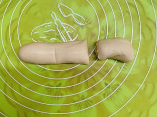 26、花边双肠披萨,放案板揉搓排气分开1/3小份。