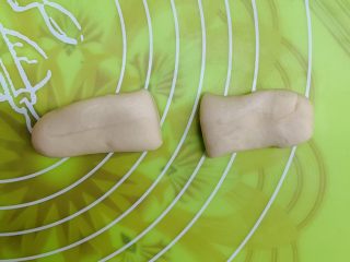 27、花边双肠披萨,取下的小份面团在分成两份。