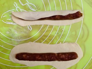 29、花边双肠披萨,包入腊肠准备做花边。