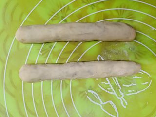 30、花边双肠披萨,封口整理均匀。