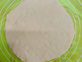 33、花边双肠披萨,擀成8寸大小。