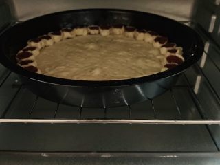 38、花边双肠披萨,烤箱预热180℃5分钟。