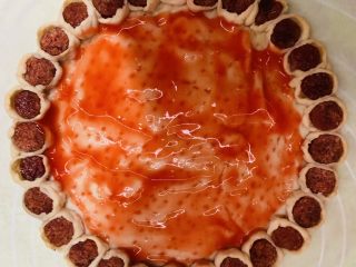 40、花边双肠披萨,饼底刷番茄酱。