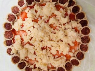 41、花边双肠披萨,铺上一半芝士碎。