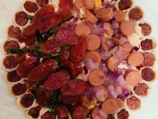 42、花边双肠披萨,馅料对半铺上，这样就可以吃到甜辣两个口味的披萨啦。