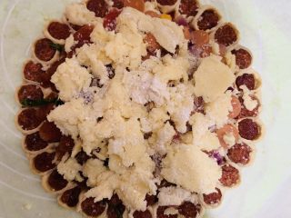 43、花边双肠披萨,最后铺芝士碎。