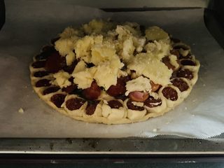 44、花边双肠披萨,烤箱200℃预热8分钟。