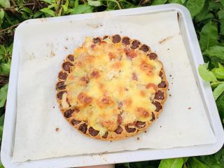 45、花边双肠披萨,底层200℃烤20分钟。