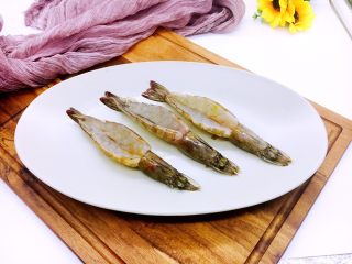 5、芝士焗大虾,用刀把虾背破开并且压平。