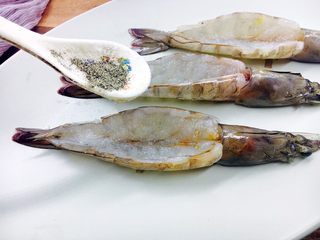 7、芝士焗大虾,再撒少许黑胡椒碎，腌制10分钟。