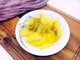 9、芝士焗大虾,蒸熟的土豆片趁热撒上盐和黑胡椒碎调味。