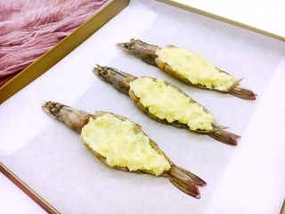 11、芝士焗大虾,把土豆泥铺在虾背上。