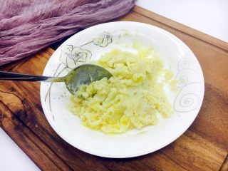 10、芝士焗大虾,用小勺把土豆碾成泥。