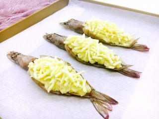 12、芝士焗大虾,再铺上一层芝士。