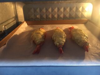 14、芝士焗大虾,芝士融化即可出炉。