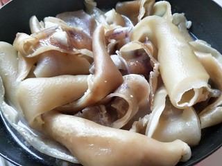 1、水晶五香猪皮冻,猪皮放入锅中煮10分钟。