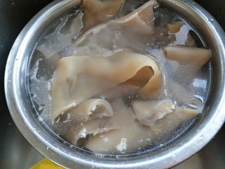 2、水晶五香猪皮冻,捞出来放入冷水中。