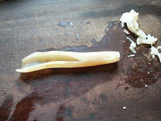 3、水晶五香猪皮冻,我的案板就是这个颜色的，紫木板，拍照不太好看，切肉时我要用的，肉皮去掉白肉膘。