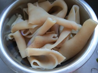 5、水晶五香猪皮冻,洗到猪皮白色为止。